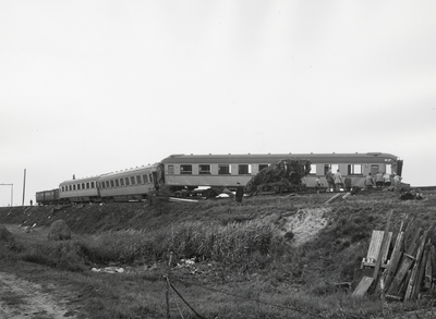 172392 Afbeelding van de ravage na de botsing tussen exprestrein 21 en de stilstaande stoptrein 825 nabij Weesp, met de ...